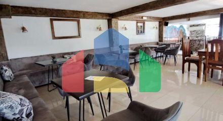 Отель с рестораном и бассейном всего в 100 метрах от моря в Добры Воды.