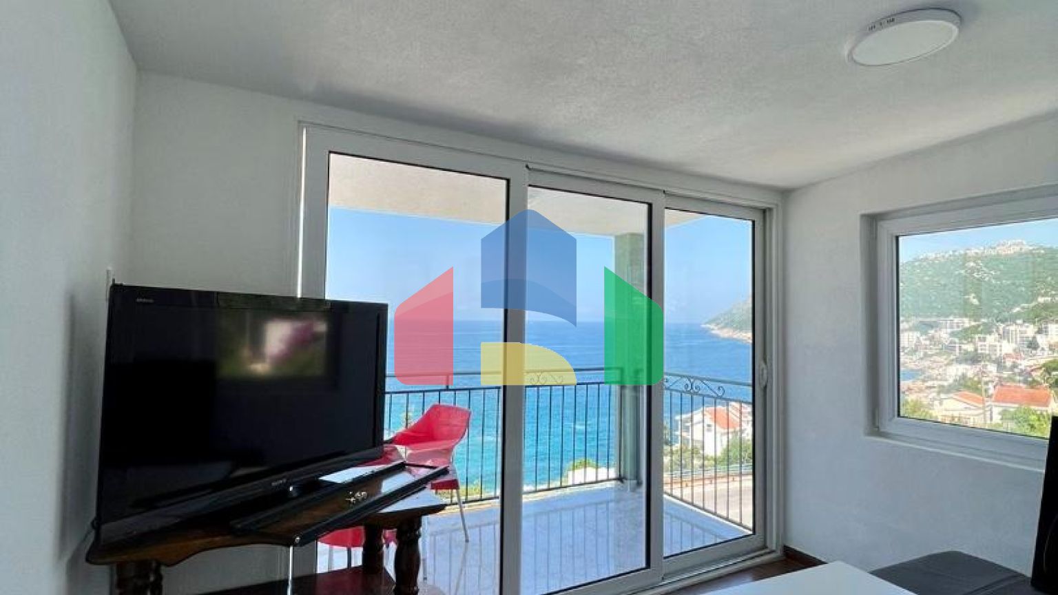 Отель с рестораном и бассейном всего в 100 метрах от моря в Добры Воды.