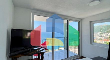 Отель с рестораном и бассейном всего в 100 метрах от моря в Добры Воды.