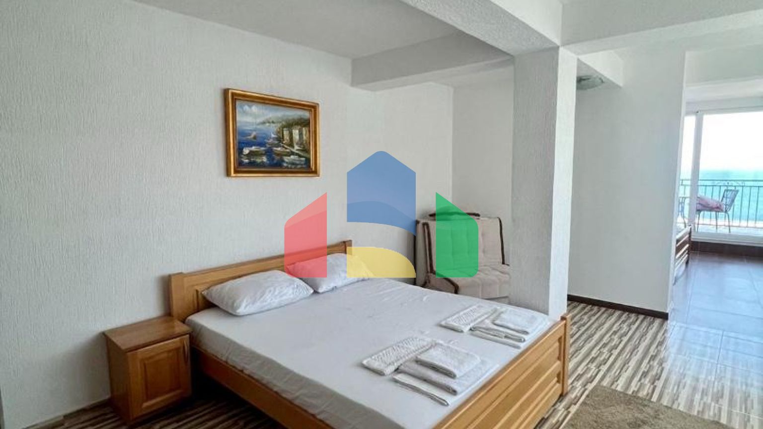 Отель с рестораном и бассейном всего в 100 метрах от моря в Добры Воды.