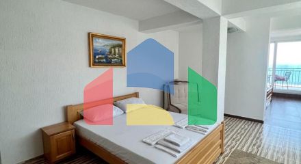 Отель с рестораном и бассейном всего в 100 метрах от моря в Добры Воды.