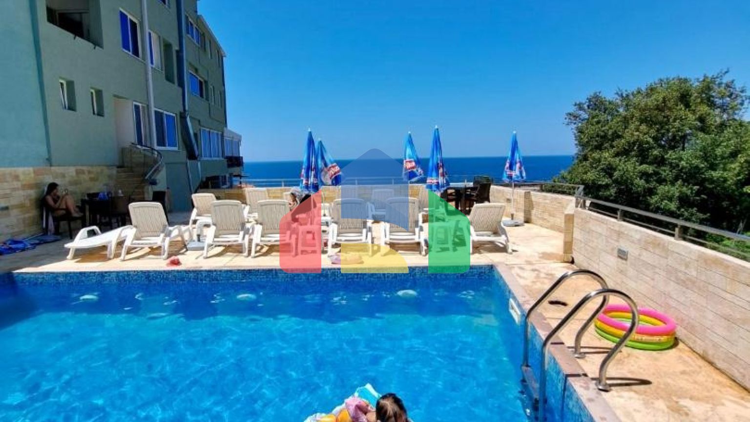 Отель с рестораном и бассейном всего в 100 метрах от моря в Добры Воды.