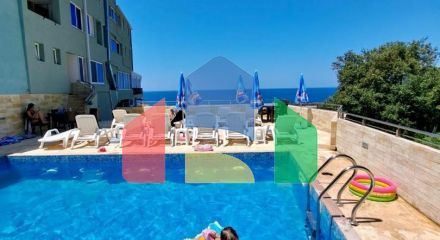 Отель с рестораном и бассейном всего в 100 метрах от моря в Добры Воды.