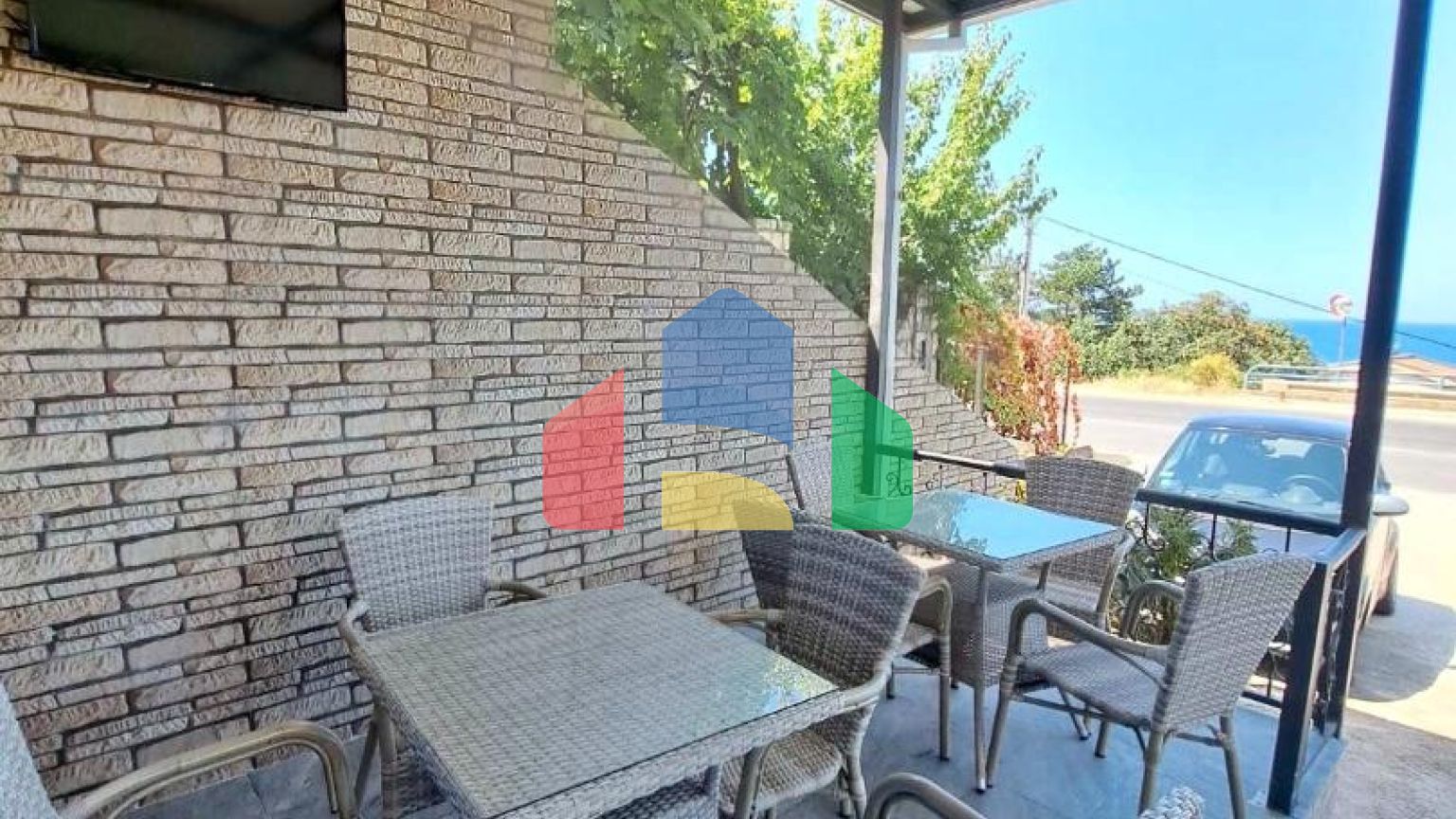 Отель с рестораном и бассейном всего в 100 метрах от моря в Добры Воды.