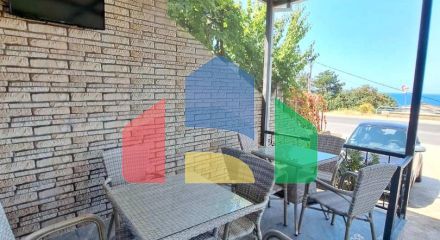 Отель с рестораном и бассейном всего в 100 метрах от моря в Добры Воды.