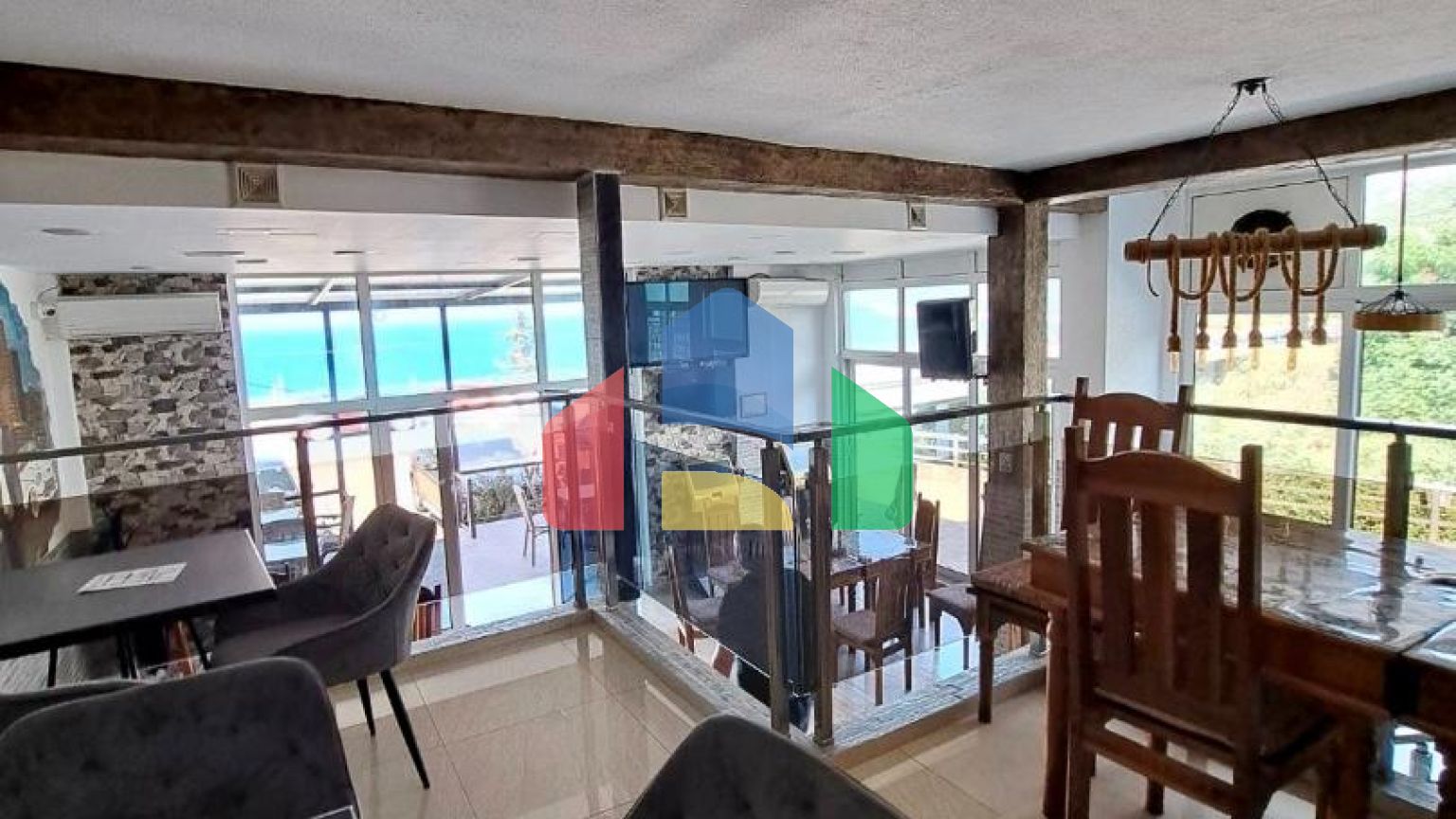 Отель с рестораном и бассейном всего в 100 метрах от моря в Добры Воды.