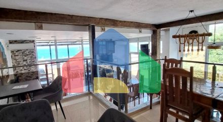 Отель с рестораном и бассейном всего в 100 метрах от моря в Добры Воды.