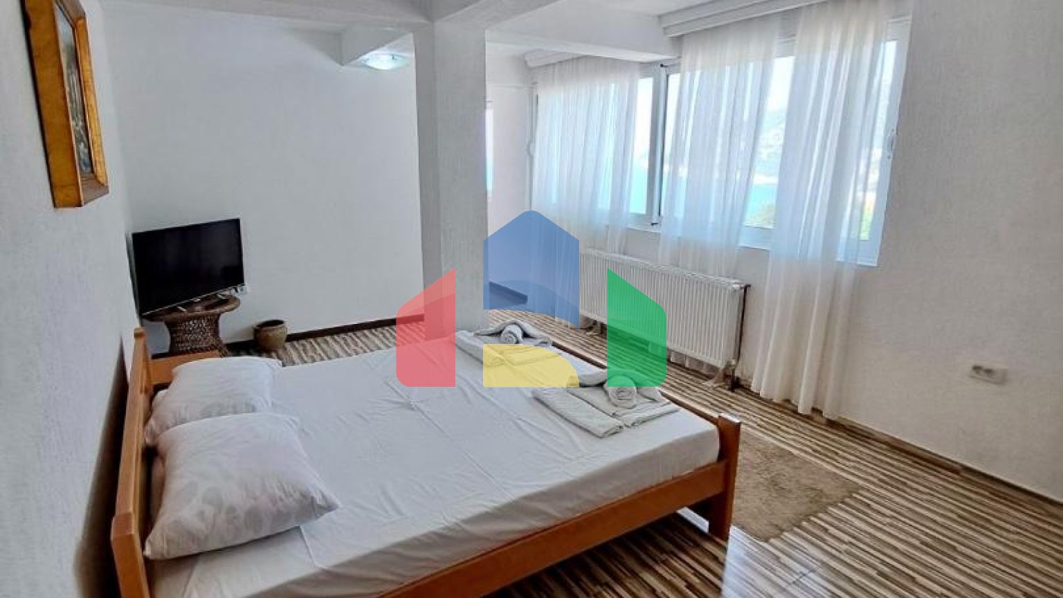 Отель с рестораном и бассейном всего в 100 метрах от моря в Добры Воды.