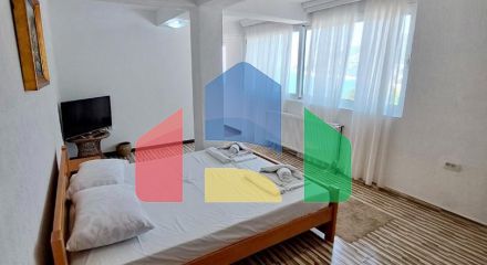 Отель с рестораном и бассейном всего в 100 метрах от моря в Добры Воды.