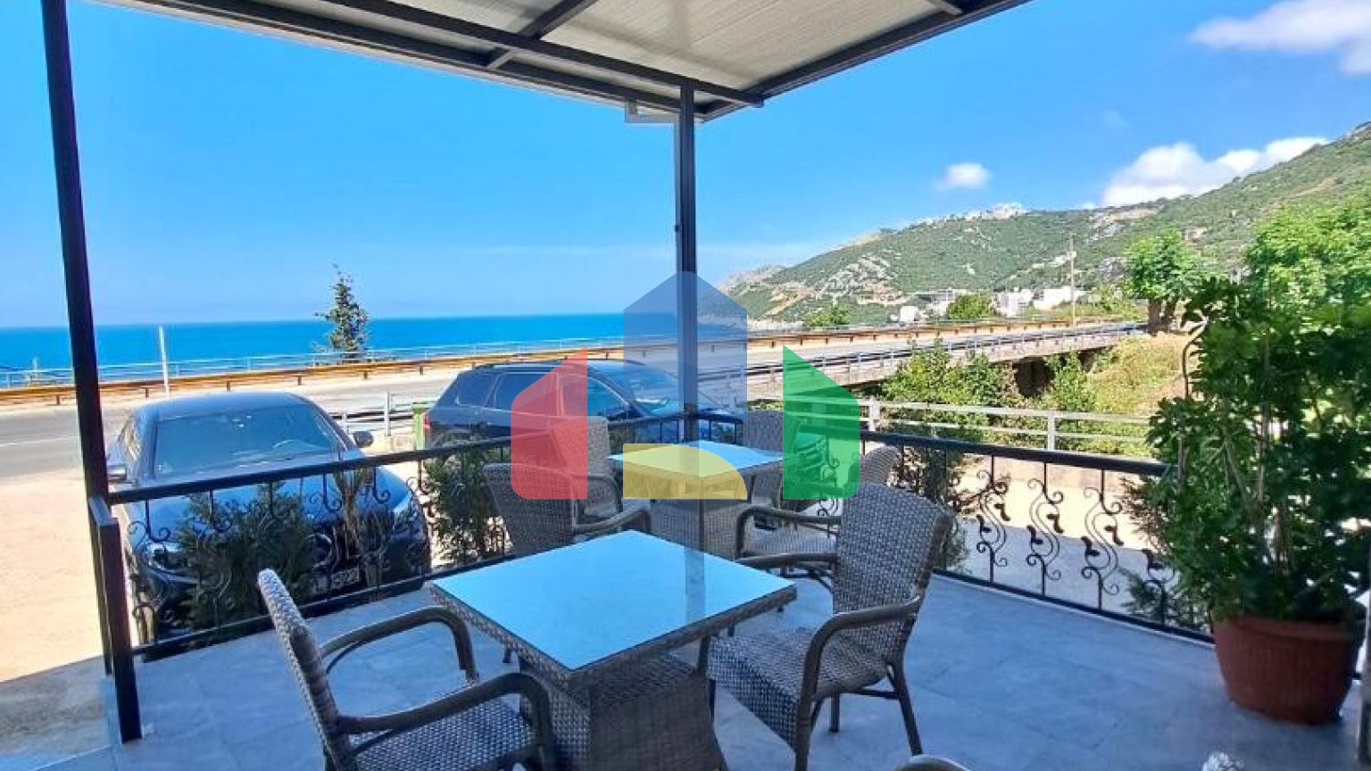 Отель с рестораном и бассейном всего в 100 метрах от моря в Добры Воды.