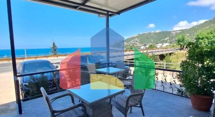 Отель с рестораном и бассейном всего в 100 метрах от моря в Добры Воды.