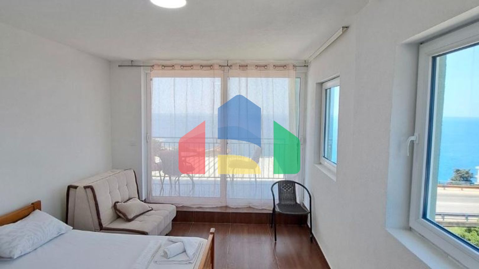 Отель с рестораном и бассейном всего в 100 метрах от моря в Добры Воды.