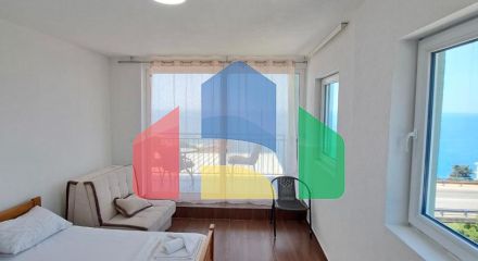 Отель с рестораном и бассейном всего в 100 метрах от моря в Добры Воды.