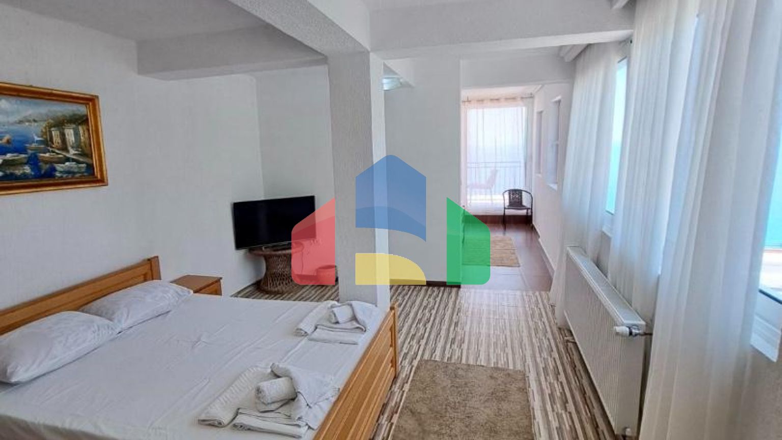 Отель с рестораном и бассейном всего в 100 метрах от моря в Добры Воды.