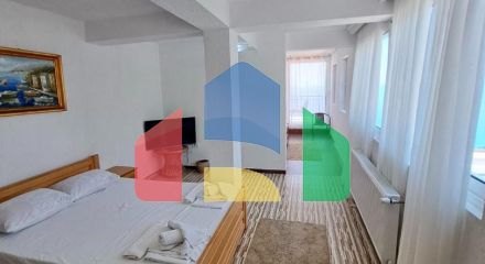 Отель с рестораном и бассейном всего в 100 метрах от моря в Добры Воды.