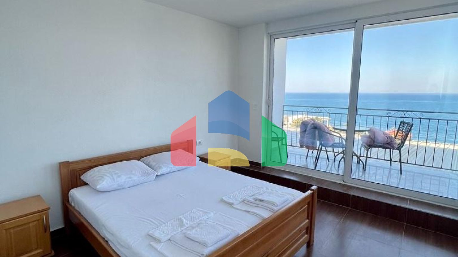 Отель с рестораном и бассейном всего в 100 метрах от моря в Добры Воды.