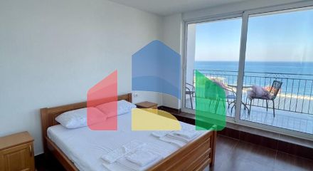 Отель с рестораном и бассейном всего в 100 метрах от моря в Добры Воды.