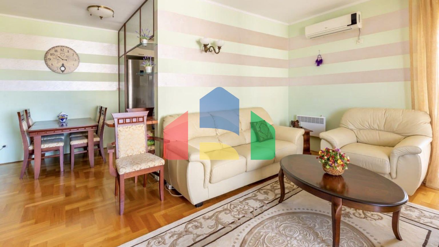 Отель с рестораном и бассейном всего в 100 метрах от моря в Добры Воды.