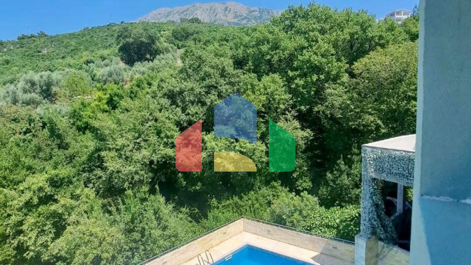 Отель с рестораном и бассейном всего в 100 метрах от моря в Добры Воды.