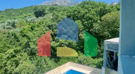 Отель с рестораном и бассейном всего в 100 метрах от моря в Добры Воды.