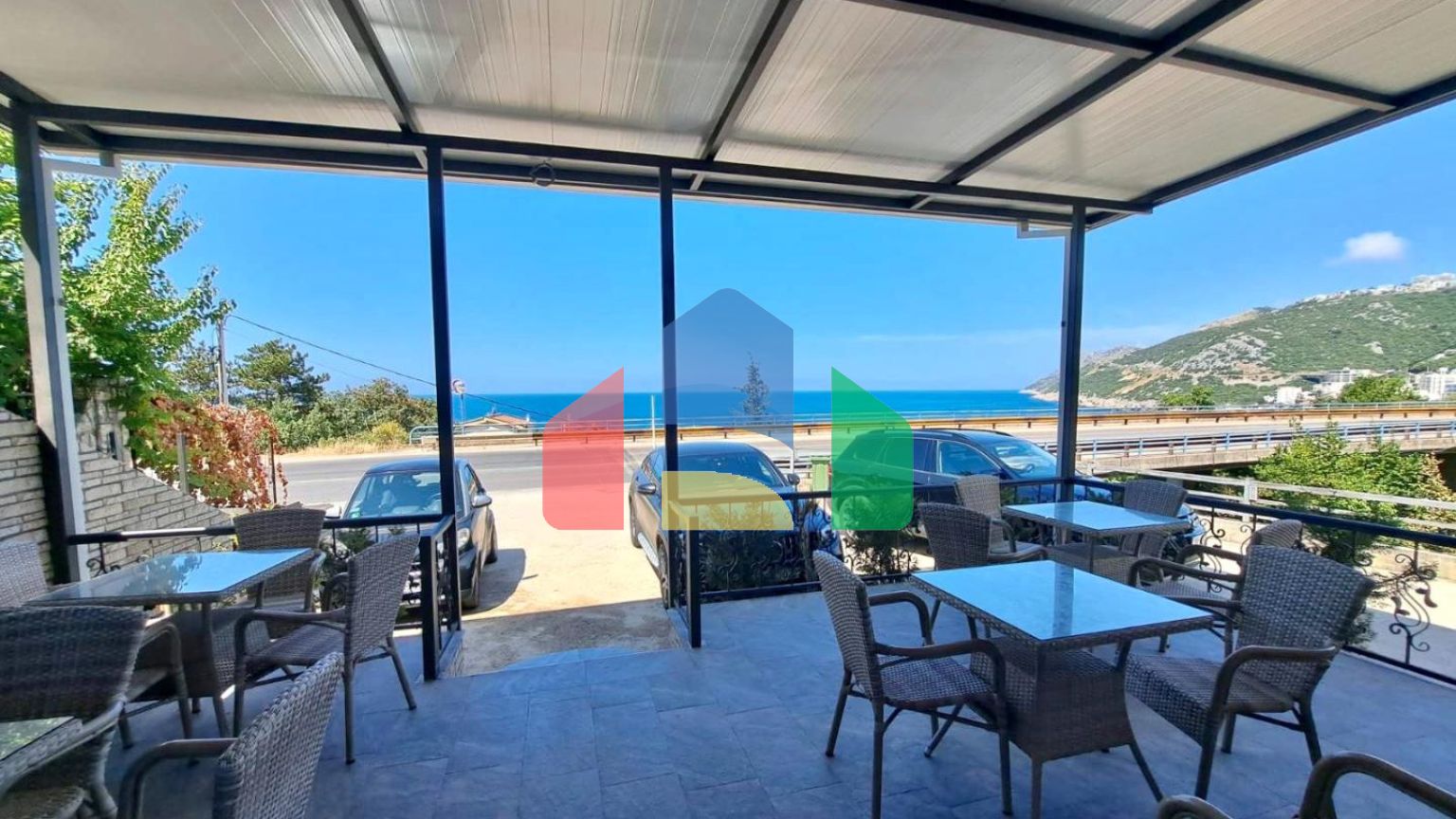 Отель с рестораном и бассейном всего в 100 метрах от моря в Добры Воды.