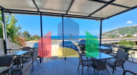 Отель с рестораном и бассейном всего в 100 метрах от моря в Добры Воды.