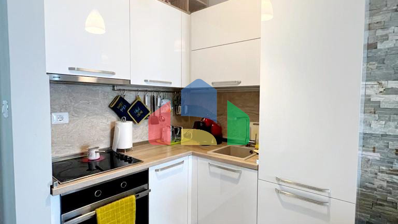 Квартира  в комплексе с бассейном на первой линии моря, Добра Вода.