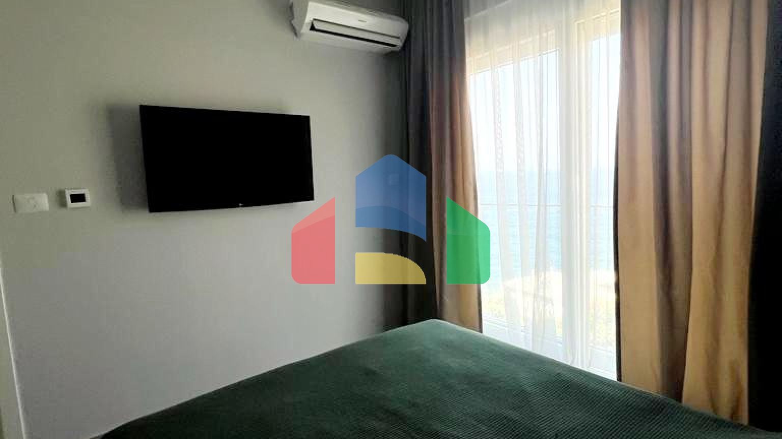 Квартира  в комплексе с бассейном на первой линии моря, Добра Вода.