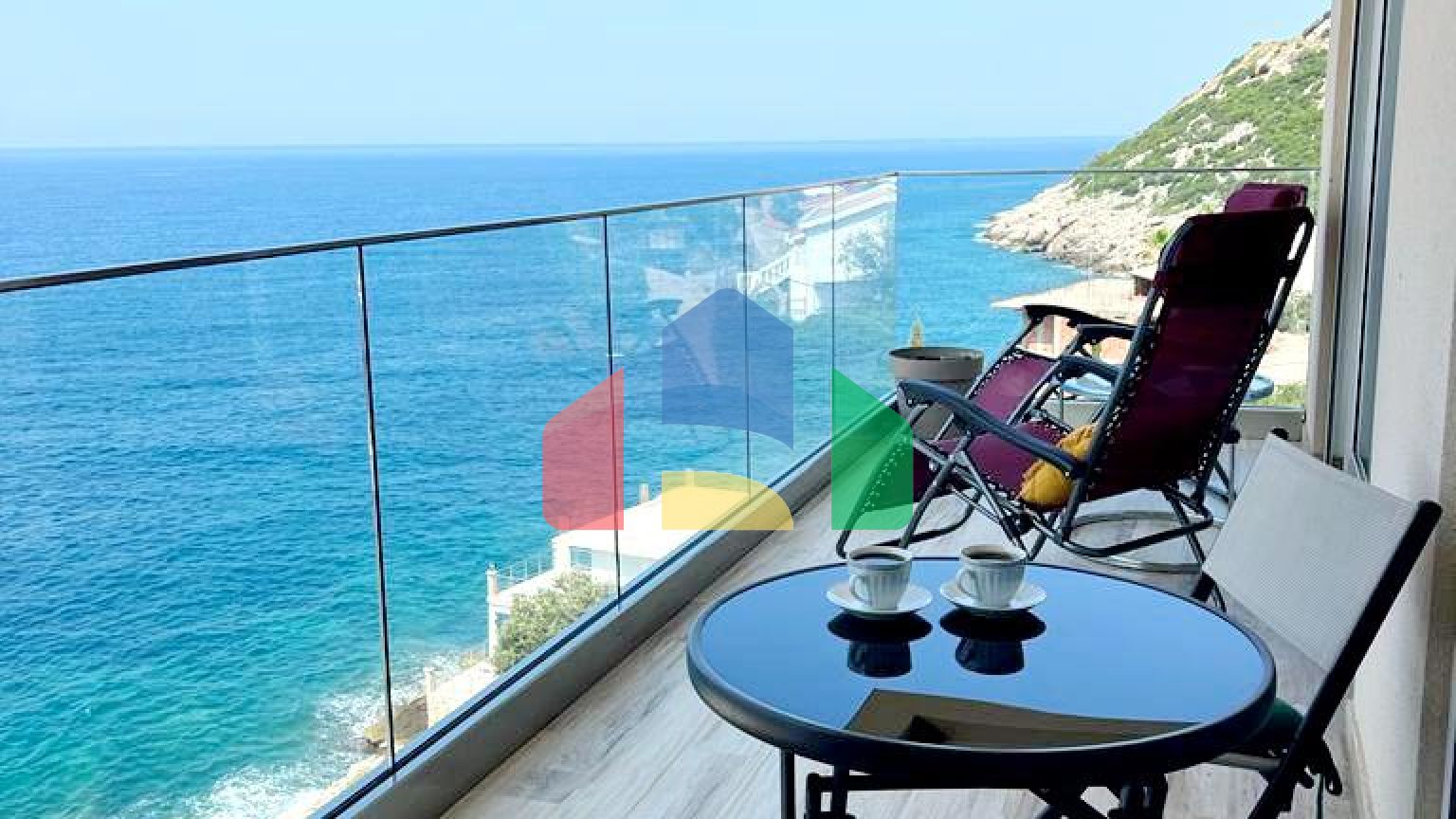 Квартира  в комплексе с бассейном на первой линии моря, Добра Вода.