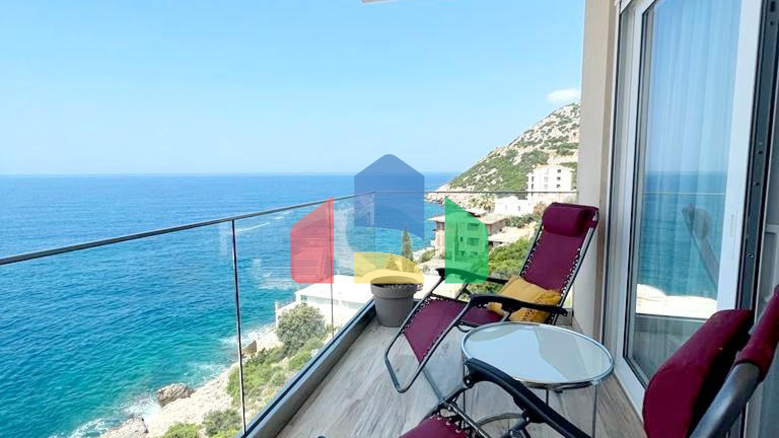 Квартира  в комплексе с бассейном на первой линии моря, Добра Вода.