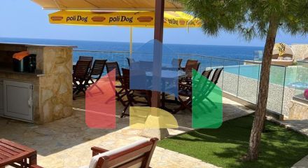 Квартира  в комплексе с бассейном на первой линии моря, Добра Вода.