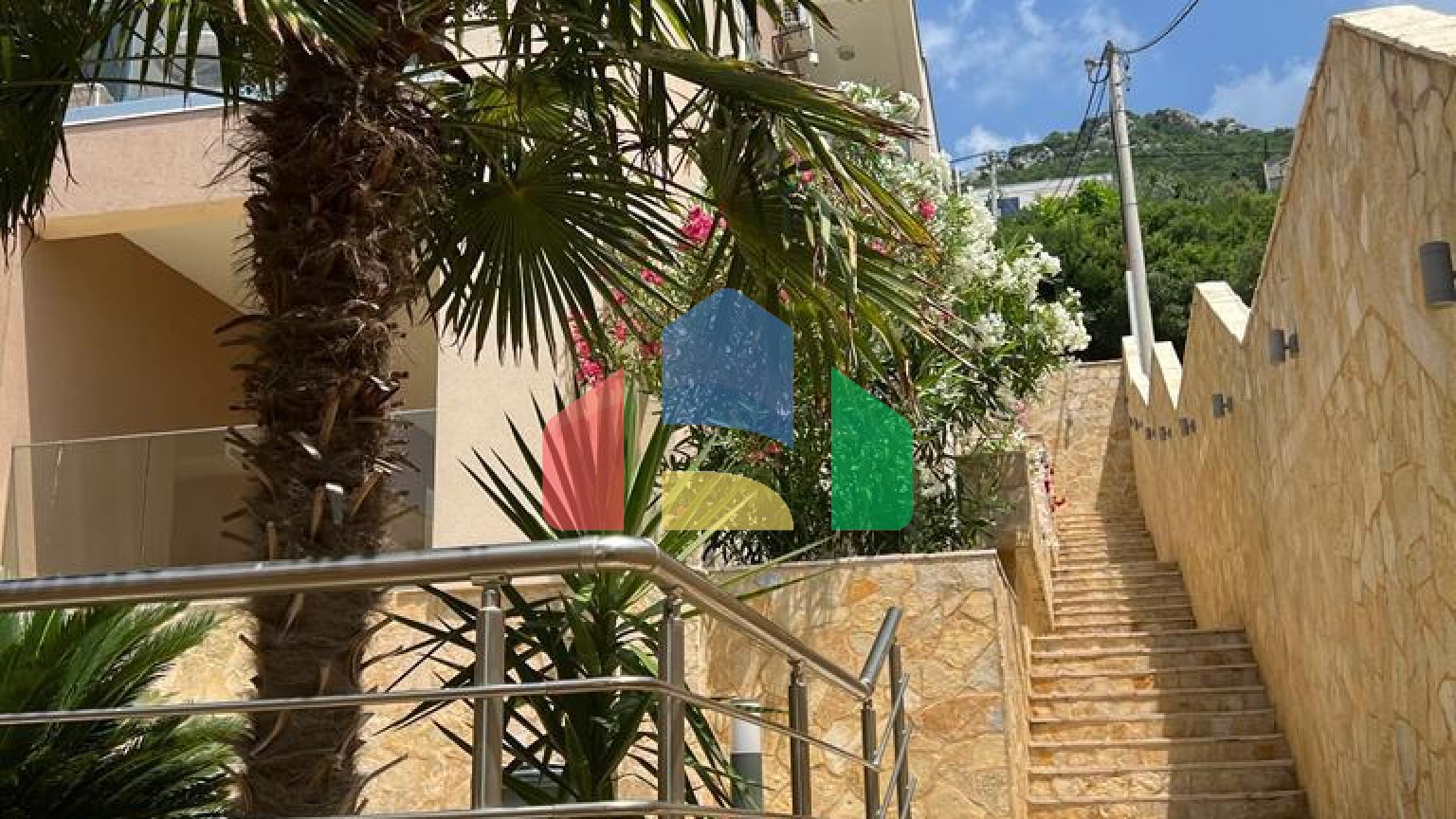 Квартира  в комплексе с бассейном на первой линии моря, Добра Вода.