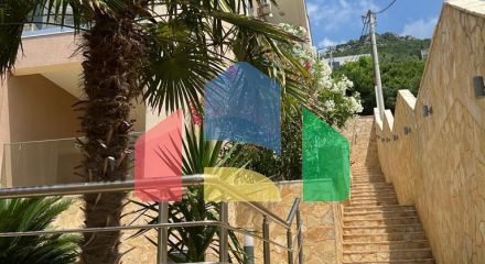 Квартира  в комплексе с бассейном на первой линии моря, Добра Вода.