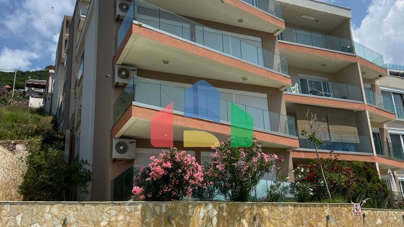 Квартира  в комплексе с бассейном на первой линии моря, Добра Вода.