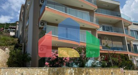 Квартира  в комплексе с бассейном на первой линии моря, Добра Вода.