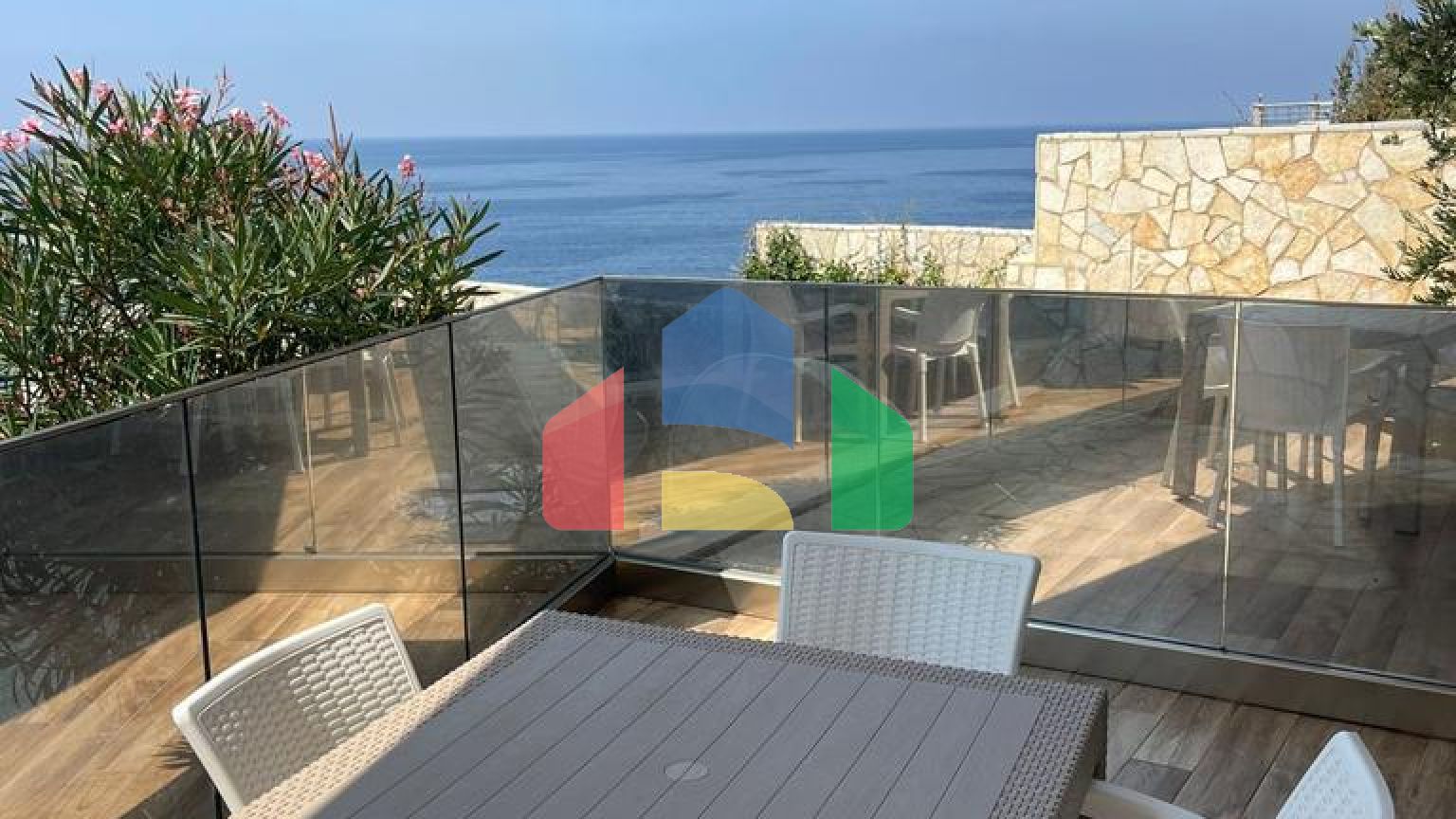 Эксклюзивный апартамент с двумя спальнями на 1 линии моря- работающий бизнес!