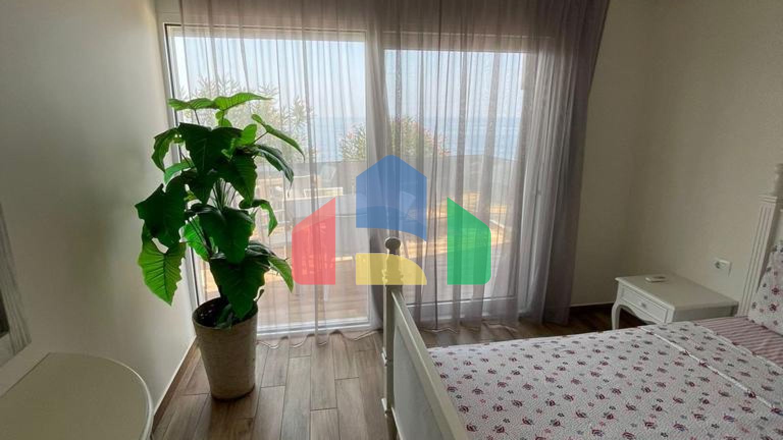 Эксклюзивный апартамент с двумя спальнями на 1 линии моря- работающий бизнес!