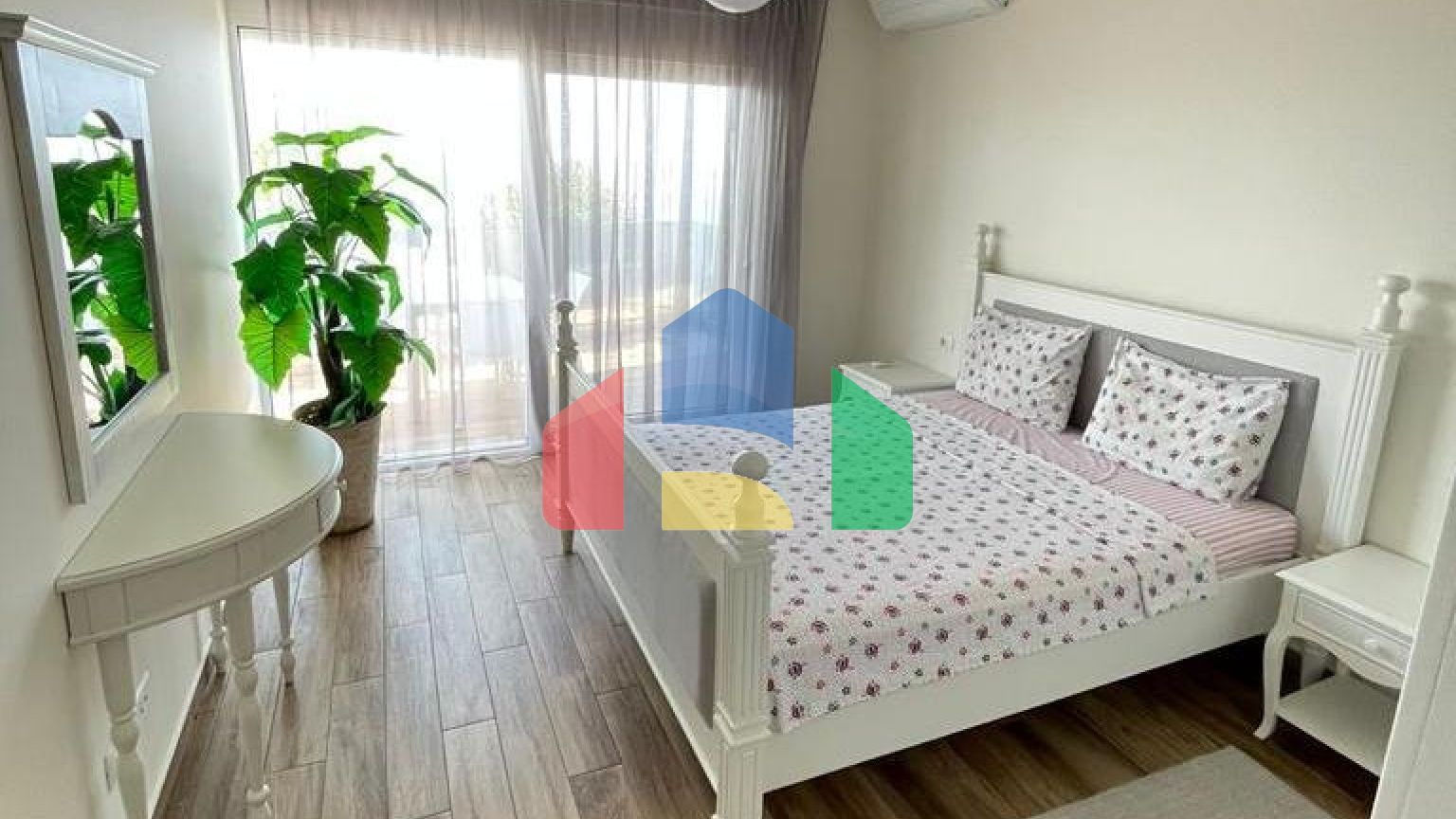 Эксклюзивный апартамент с двумя спальнями на 1 линии моря- работающий бизнес!