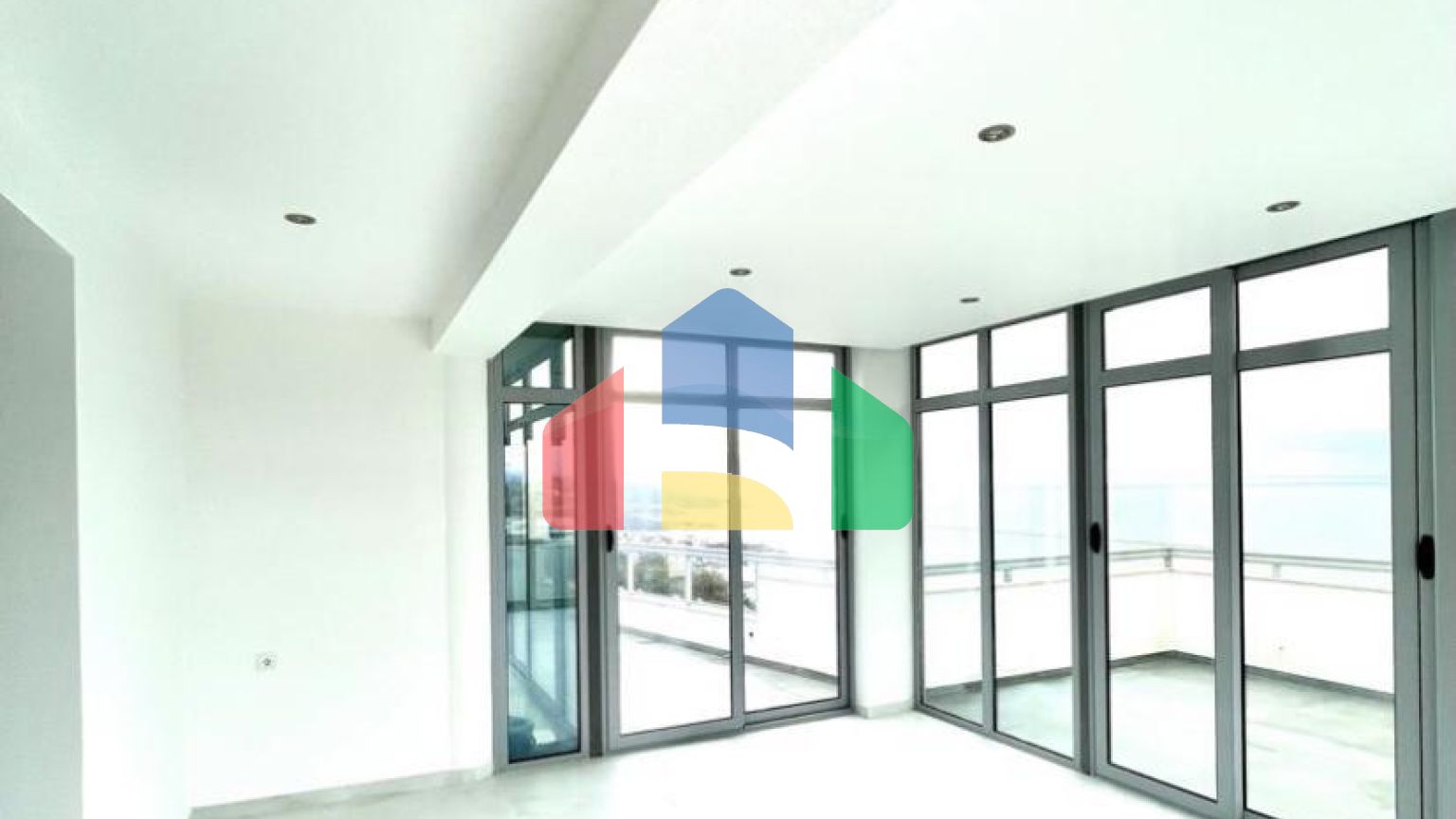 Большой пентхаус в Добры Воды с 3 спальнями и видом на море в комплексе с бассейном.