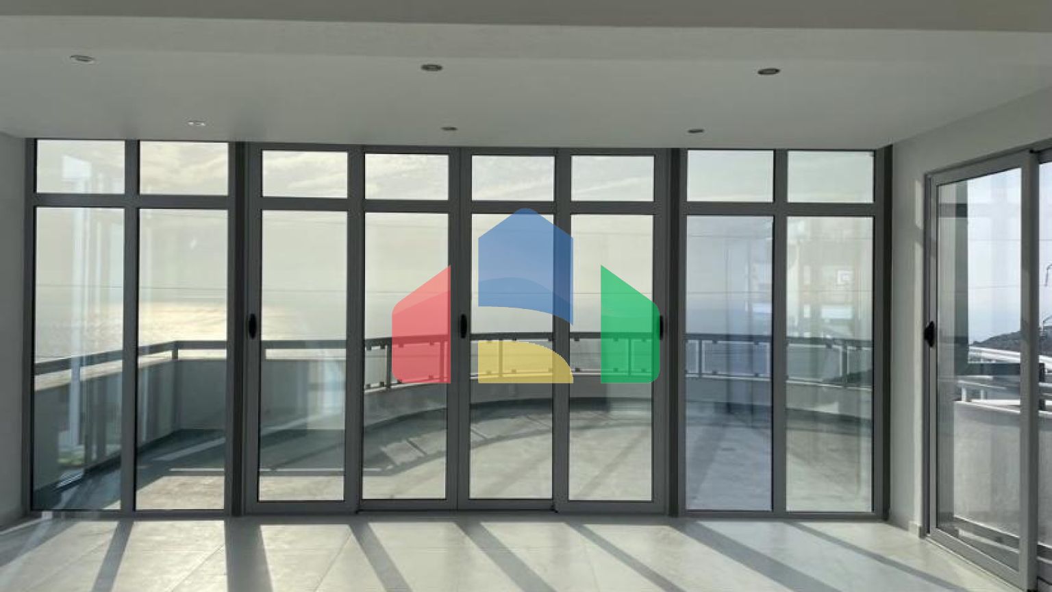 Большой пентхаус в Добры Воды с 3 спальнями и видом на море в комплексе с бассейном.