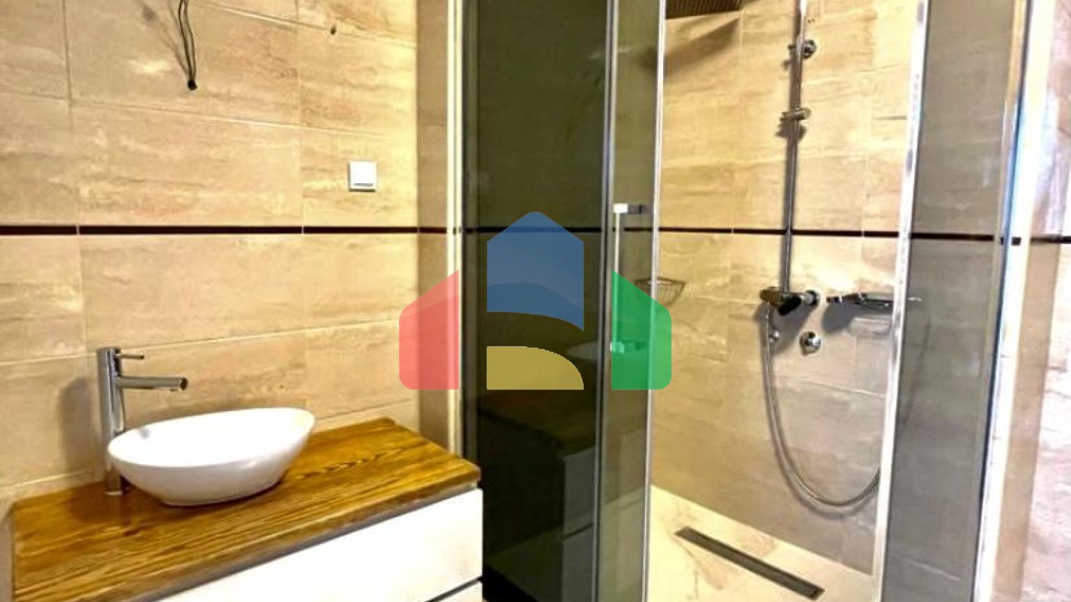 Большой пентхаус в Добры Воды с 3 спальнями и видом на море в комплексе с бассейном.