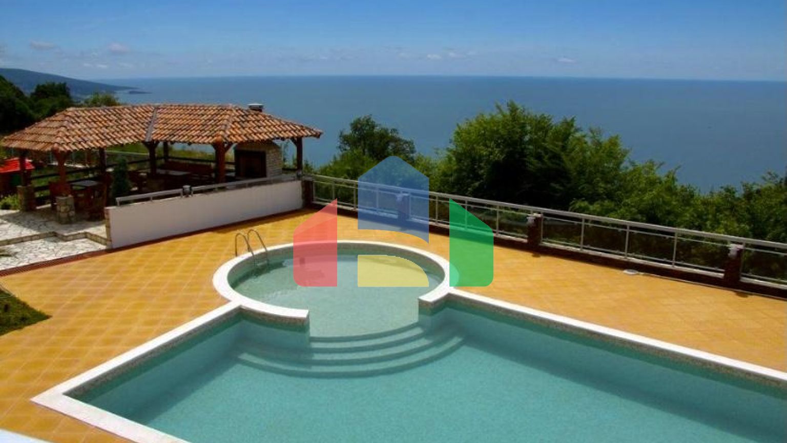 Большой пентхаус в Добры Воды с 3 спальнями и видом на море в комплексе с бассейном.