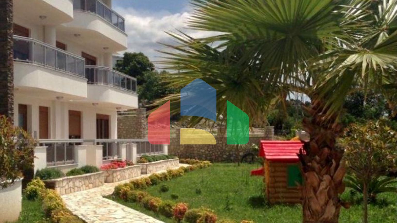 Большой пентхаус в Добры Воды с 3 спальнями и видом на море в комплексе с бассейном.