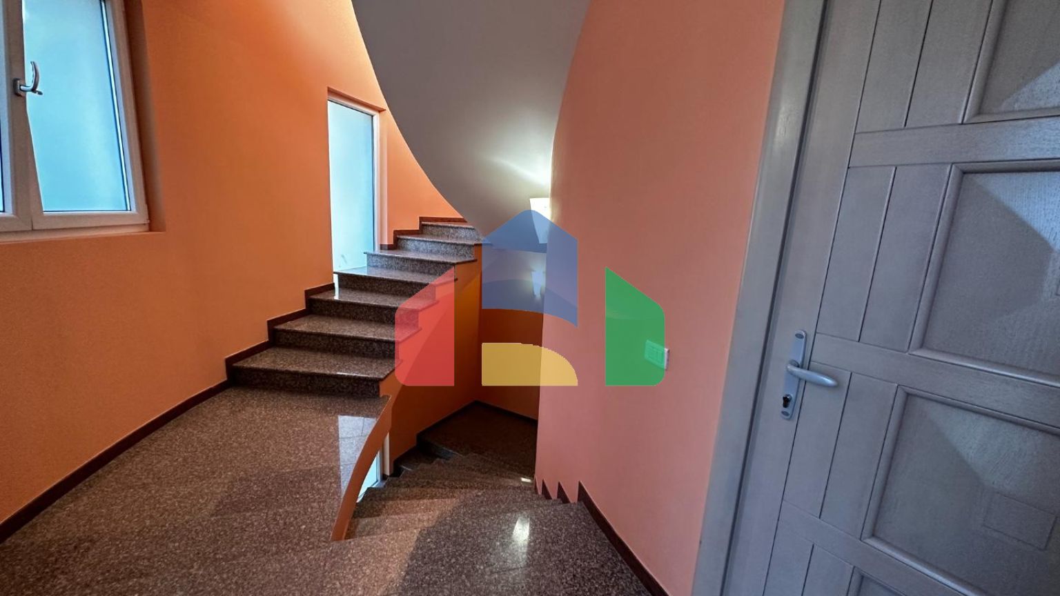 Трехэтажная вилла в итальянском стиле