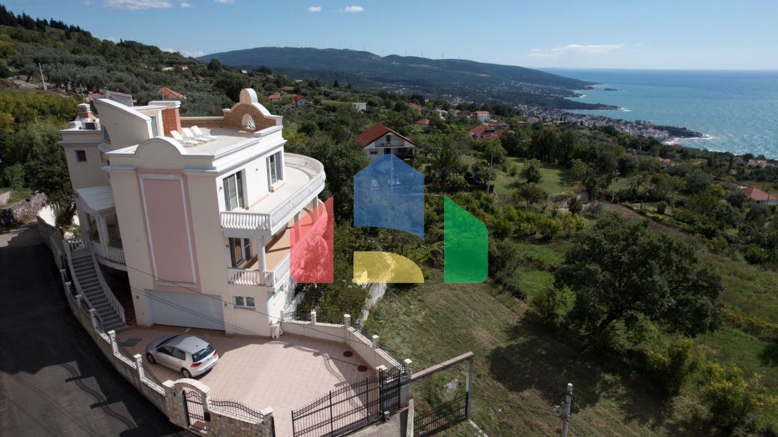 Трехэтажная вилла в итальянском стиле