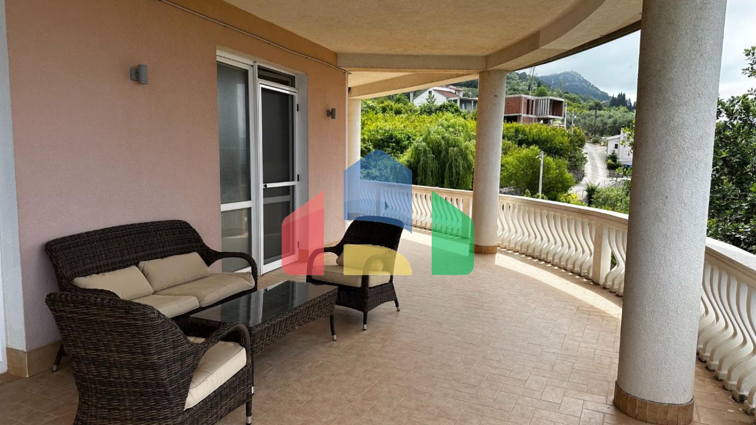 Трехэтажная вилла в итальянском стиле