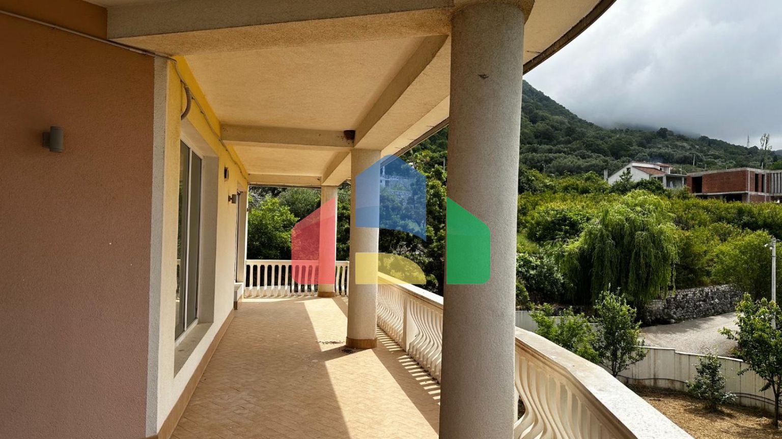 Трехэтажная вилла в итальянском стиле