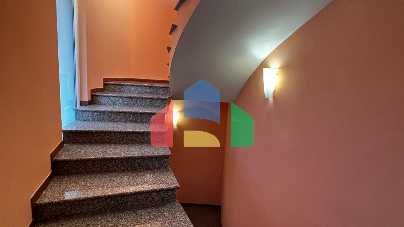 Трехэтажная вилла в итальянском стиле