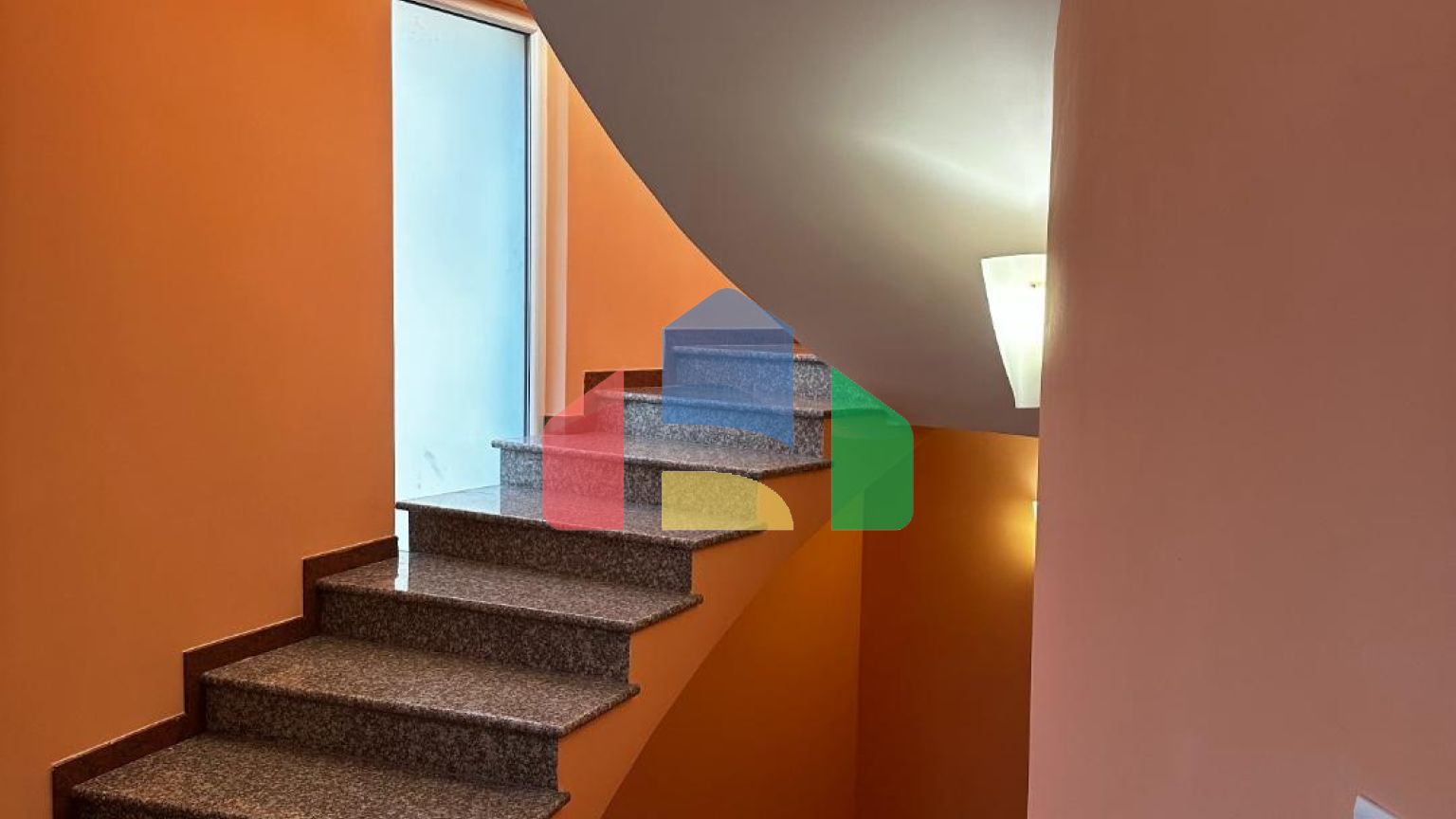 Трехэтажная вилла в итальянском стиле