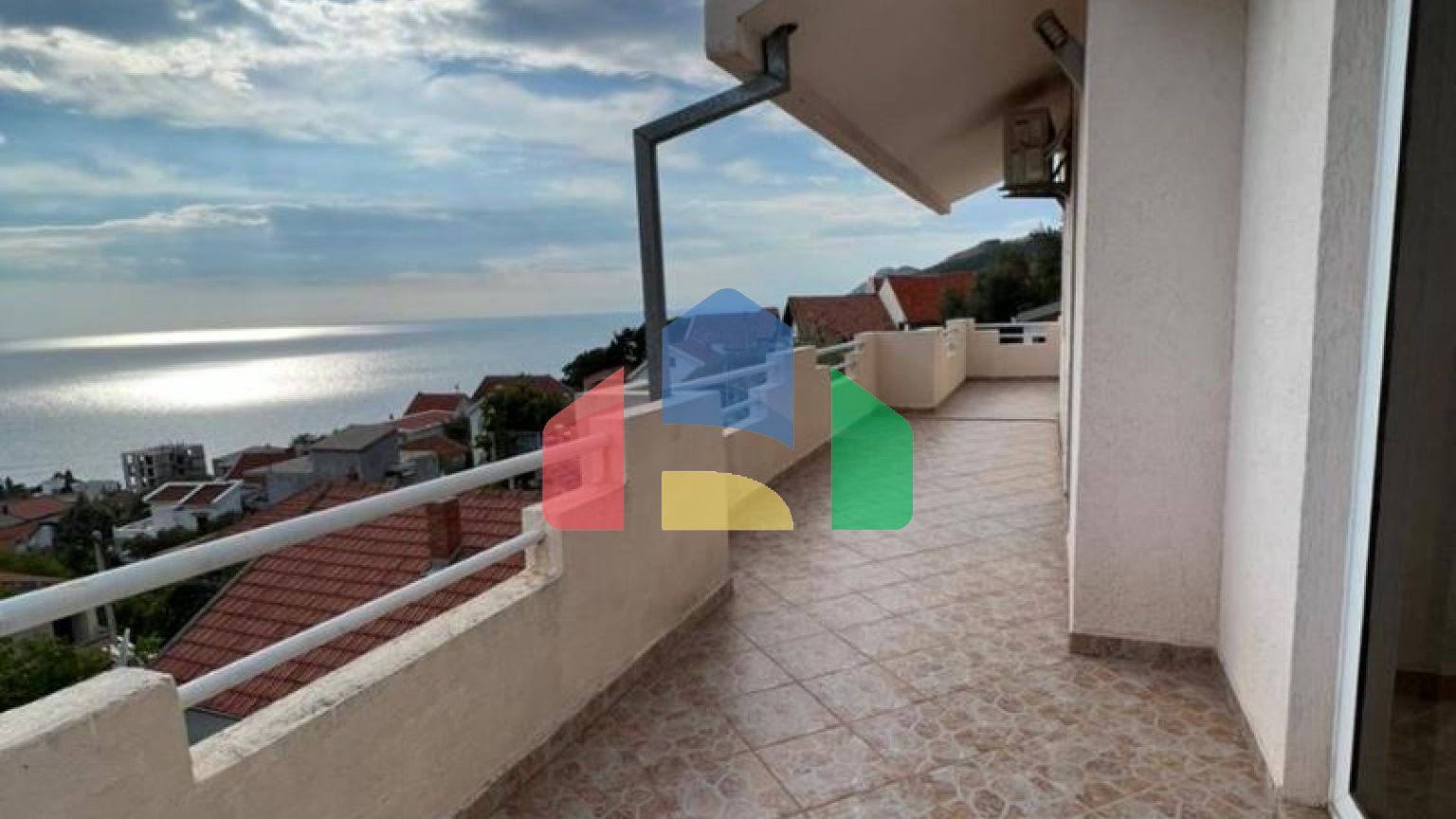 Трехэтажный дом  в Добра Вода